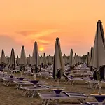 Family Beachfront In With Pool Daire Bibione