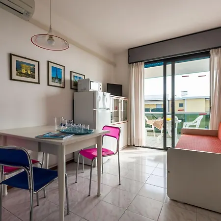 Family Beachfront In With Pool