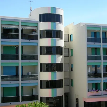 Family Beachfront In With Pool Daire *