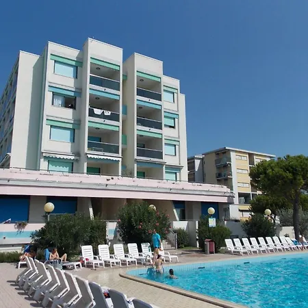 Beachfront In With Pool דירה